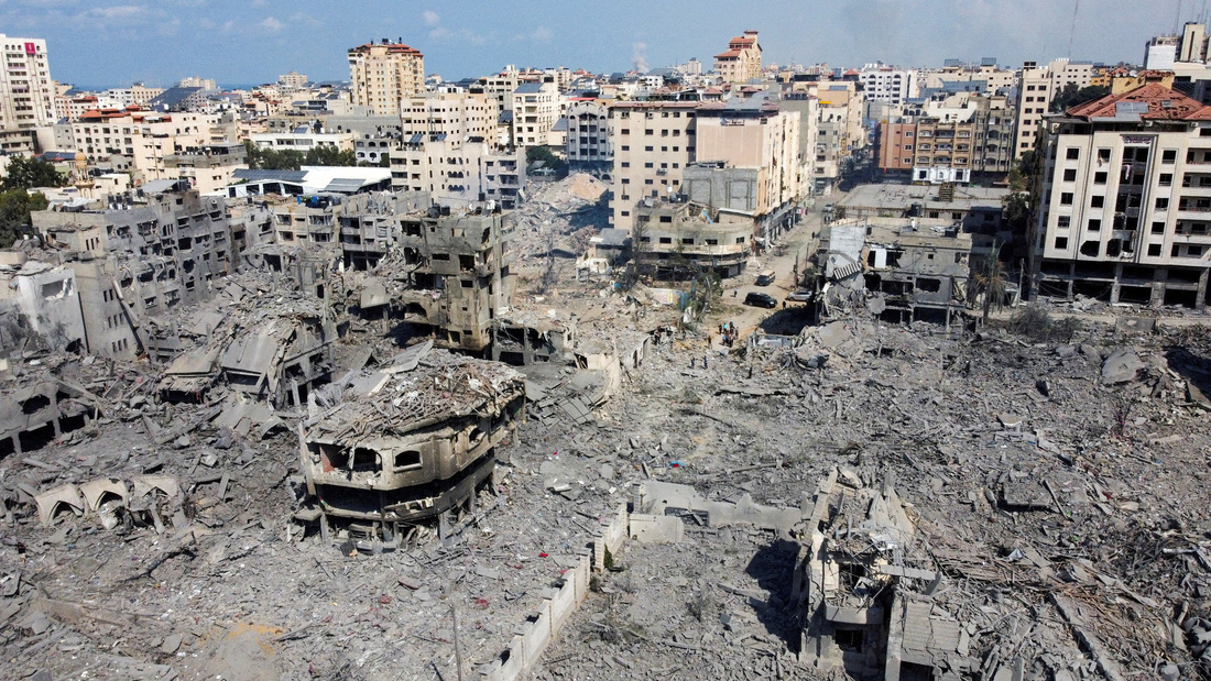 Quang cảnh một khu phố bị phá hủy trong cuộc tấn công của Israel ở thành phố Gaza, ngày 10-10 - Ảnh: REUTERS