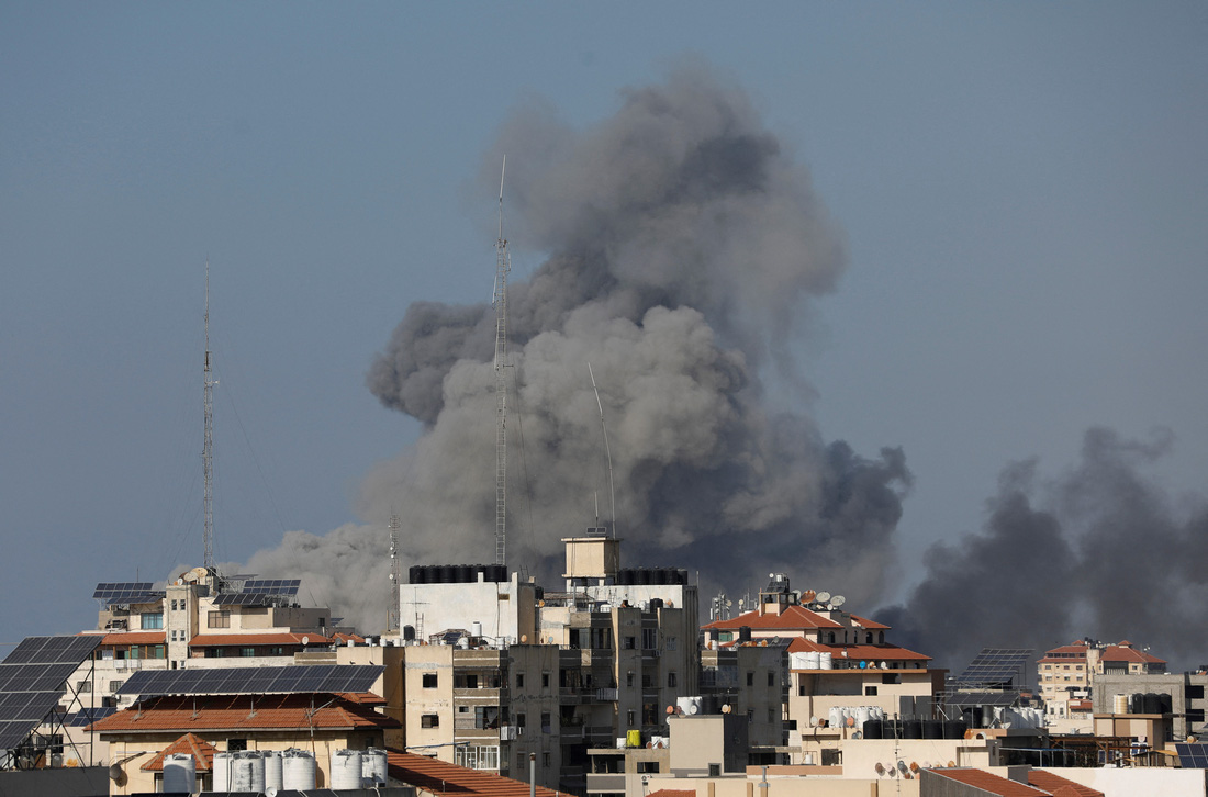 Khói bốc lên sau cuộc tấn công của Israel ở Dải Gaza, ngày 12-10 - Ảnh: REUTERS