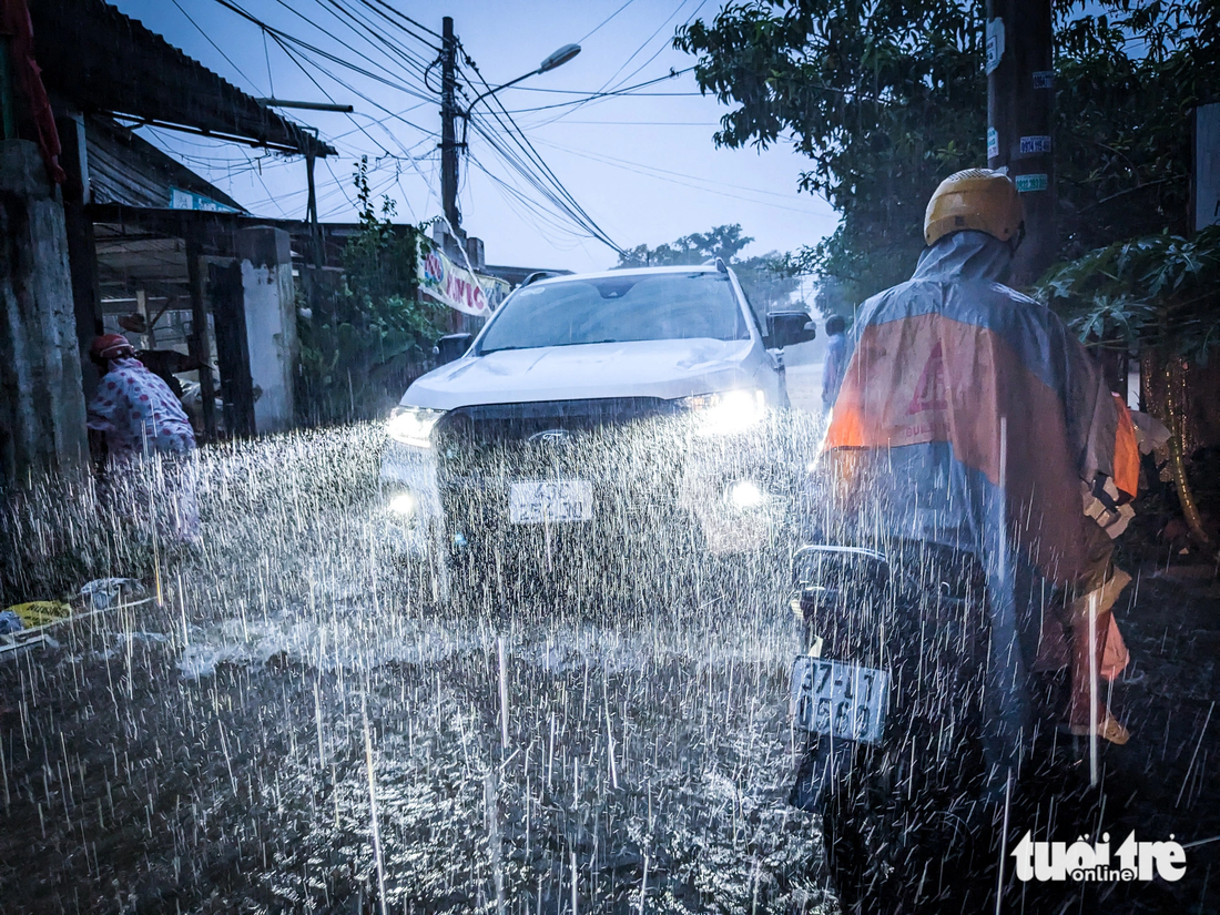 Từ chiều 13-10, mưa lớn trút xuống dồn dập khiến nhiều nơi tại Đà Nẵng lâm cảnh ngập lụt - Ảnh: TẤN LỰC