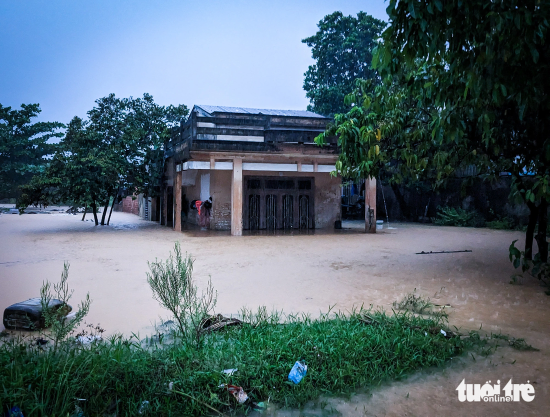Căn nhà của một người dân tổ 61 Khánh Sơn ngập gần một nữa sau trận mưa chiều 13-10 - Ảnh: TẤN LỰC