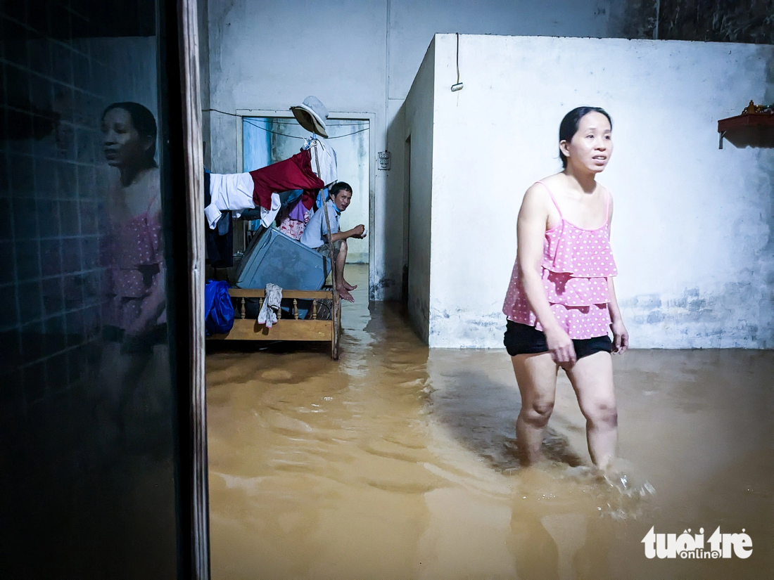 Nước tràn vào nhà bà Nguyễn Thị Ánh Thiện, tổ 61 Khánh Sơn, phường Hòa Khánh Nam - Ảnh: TẤN LỰC