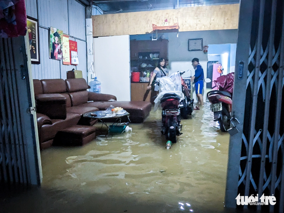 Chỉ vài giờ đồng hồ, nước đã tràn ngập nhà bà Mai Thị Tý - Ảnh: TẤN LỰC