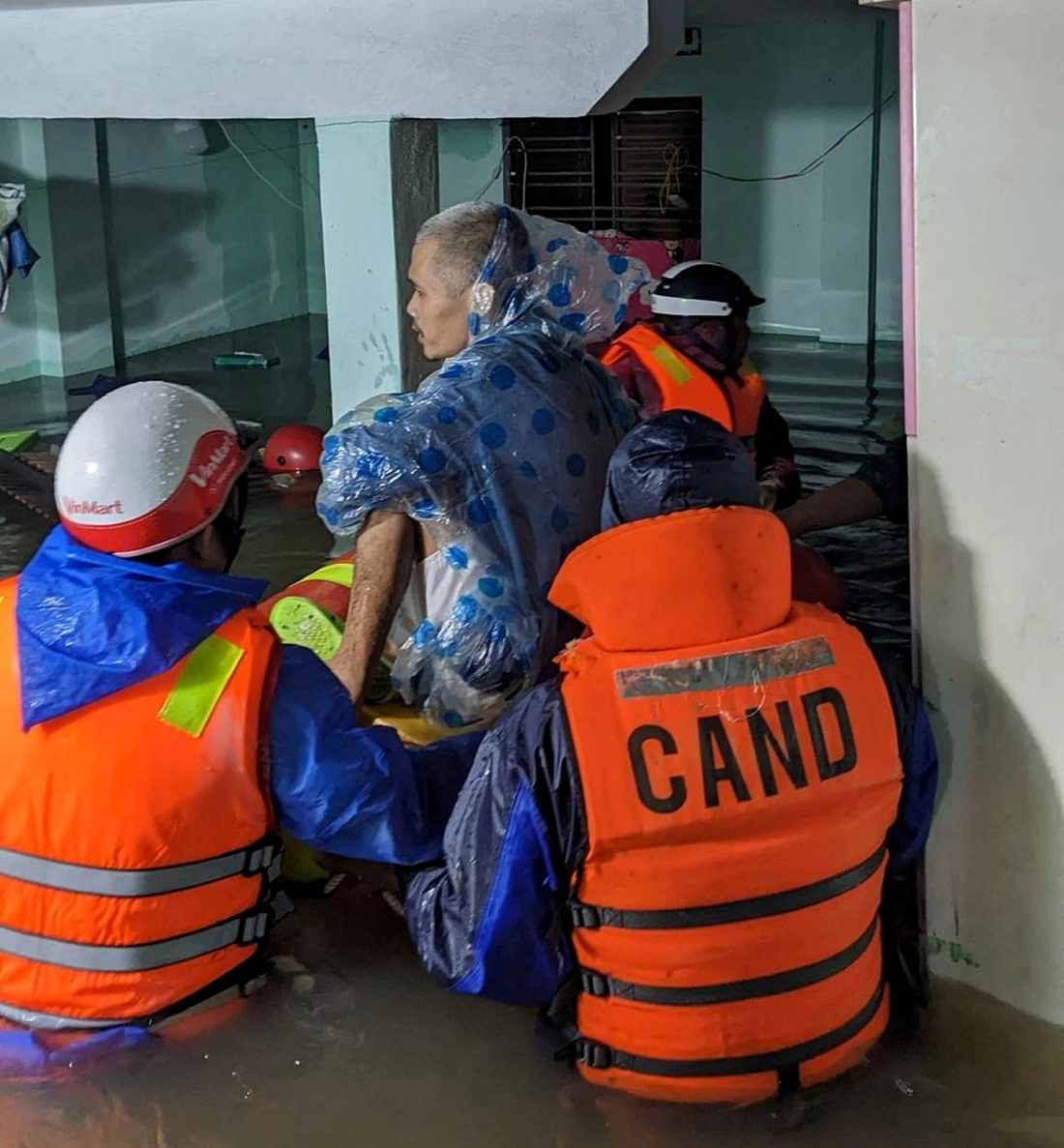 Tối 13-10, Công an phường Hòa Minh ứng cứu, di dời người dân ở nơi ngập lụt nặng - Ảnh: H.B.