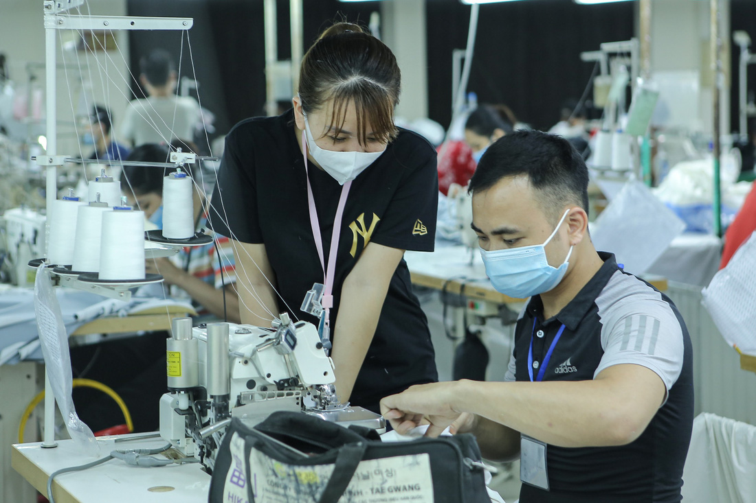 Công nhân sản xuất trong một nhà máy chuyên hàng may mặc xuất khẩu tại Hà Nội - Ảnh: THU HƯƠNG