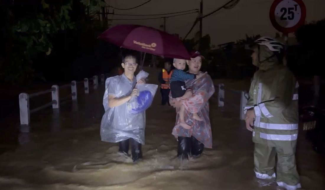 Chính quyền phường Hòa Khánh Nam, quận Liên Chiểu, TP Đà Nẵng, hỗ trợ người dân ra khỏi vùng nguy cơ - Ảnh: B.PHÚ