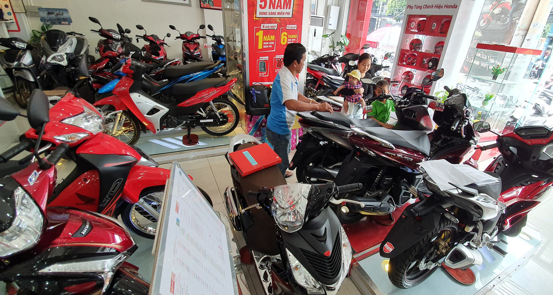 Khách tham khảo mua xe tại một cửa hàng xe máy tại TP.HCM - Ảnh: C.TRUNG