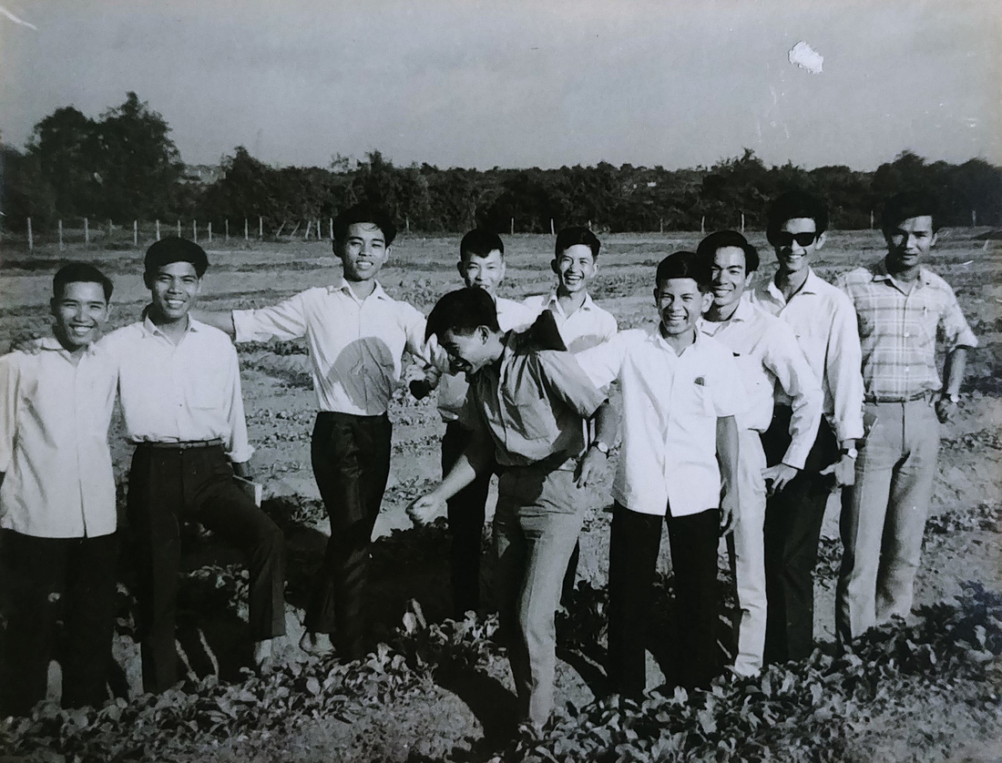 Anh Nguyễn Thái Bình (thứ 4 từ phải qua) thời còn đi học Cao đẳng Nông Lâm Súc ở Thủ Đức - Ảnh Gia đình cung cấp
