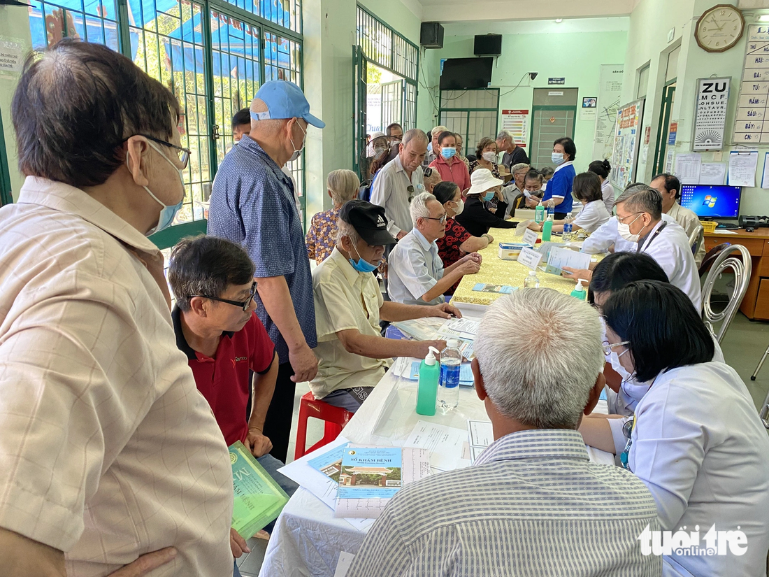 Đông đảo người cao tuổi, người có hoàn cảnh khó khăn, cựu chiến binh trên địa bàn phường Bình Hưng Hòa B, quận Bình Tân (TP.HCM) được khám tầm soát sức khỏe miễn phí - Ảnh: X.MAI 