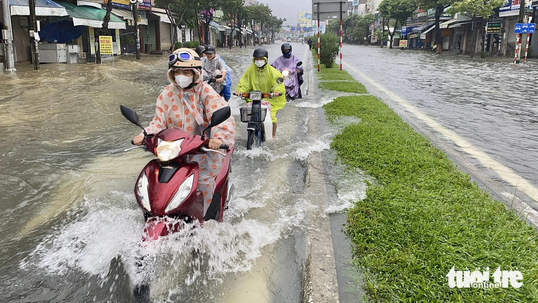 Quốc lộ đi qua khu vực Bến xe trung tâm Đà Nẵng ngập sâu trong sáng 14-10 - Ảnh: TRƯỜNG TRUNG