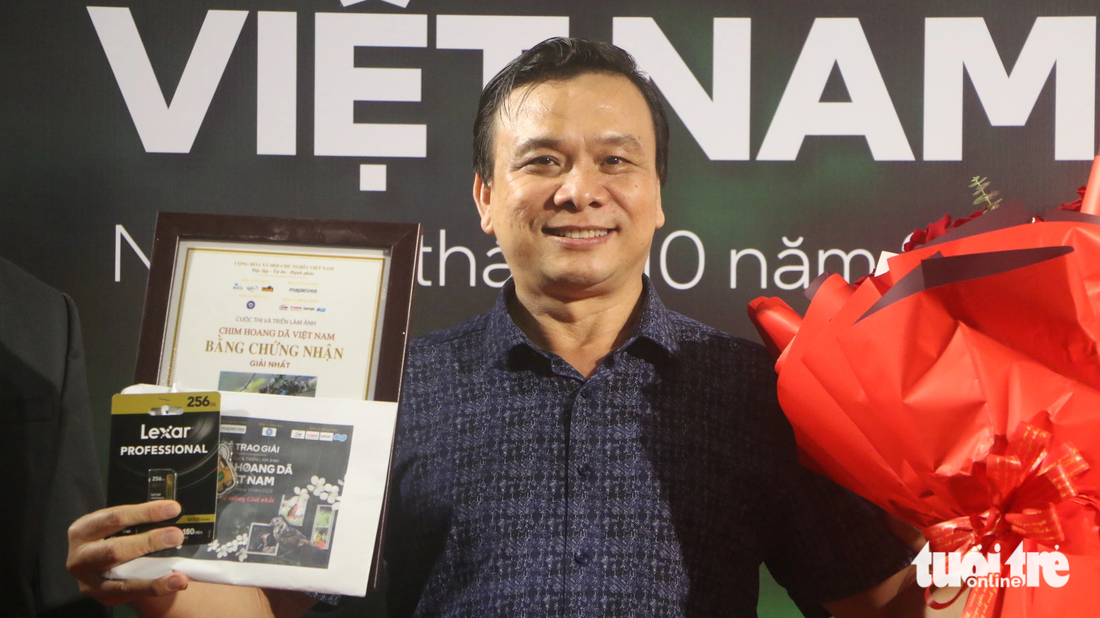 Phần thưởng mà anh Huỳnh Thanh Danh nhận được là 10 triệu đồng và một thẻ nhớ SD LEXAR - Ảnh: THÁI THÁI
