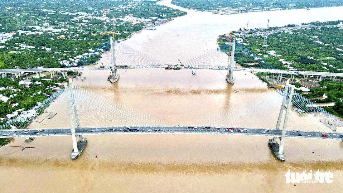Cầu Mỹ Thuận 2 hợp long nhịp chính sau hơn 3 năm khởi công - Ảnh: MẬU TRƯỜNG