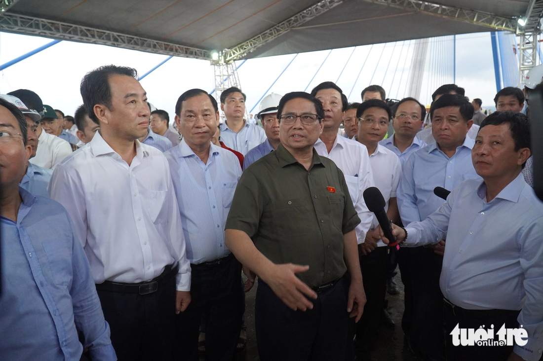 Thủ tướng Phạm Minh Chính biểu dương tinh thần làm việc của các nhà thầu, chủ đầu tư - Ảnh: MẬU TRƯỜNG