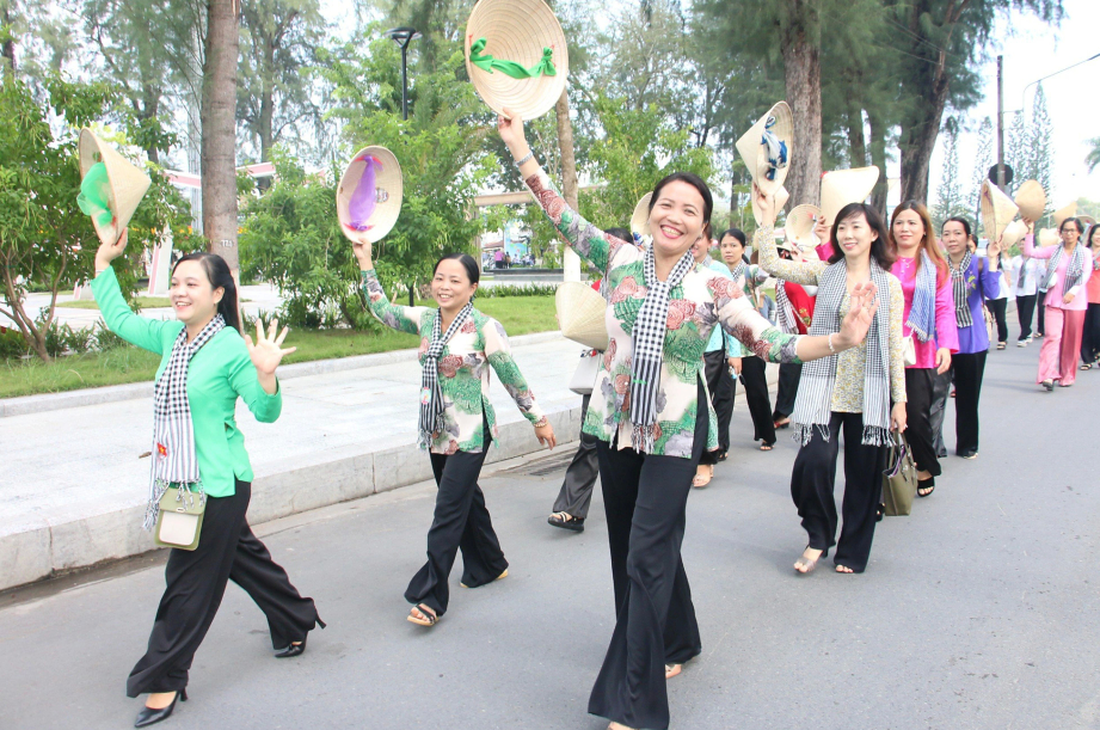 Phụ nữ Bến Tre trong áo bà ba đơn giản, mộc mạc diễu hành qua các con phố - Ảnh: M. T.