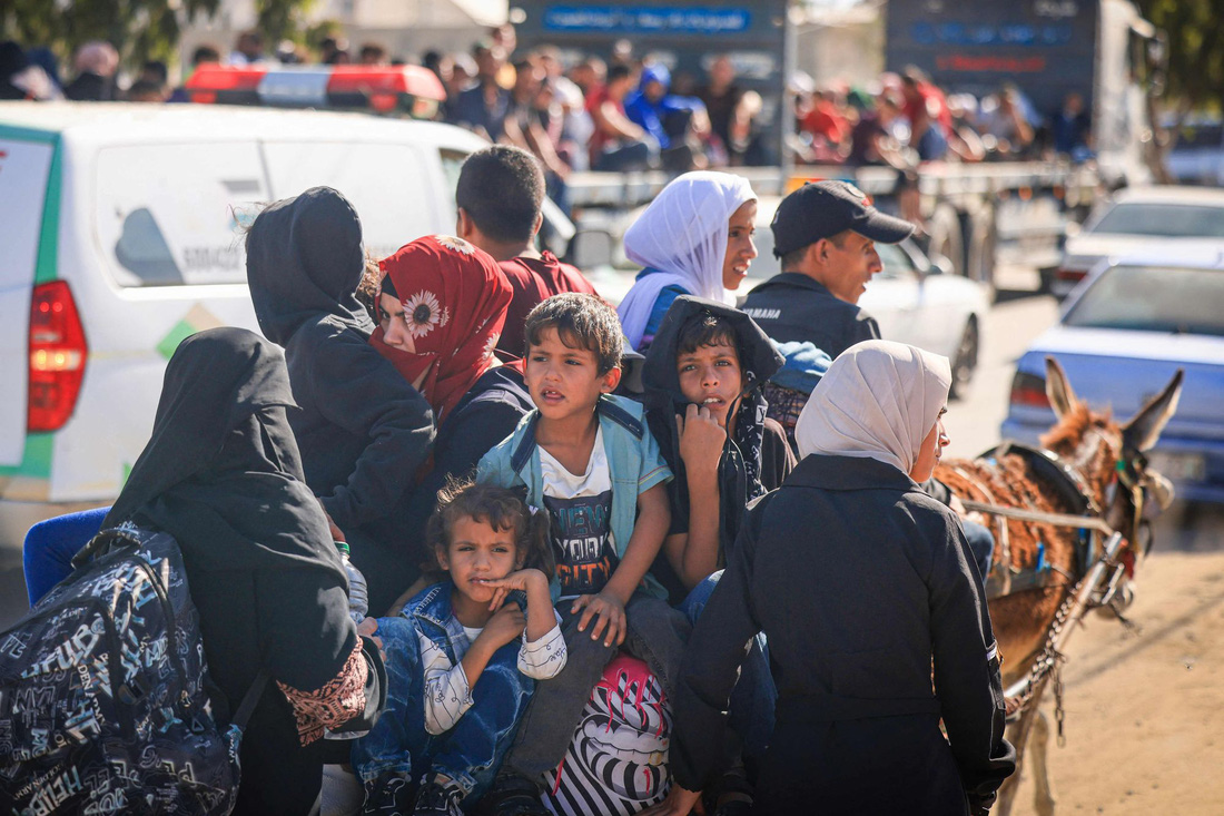Gia đình người Palestine ở phía bắc Dải Gaza di tản về phía nam bằng xe ngựa - Ảnh: AFP