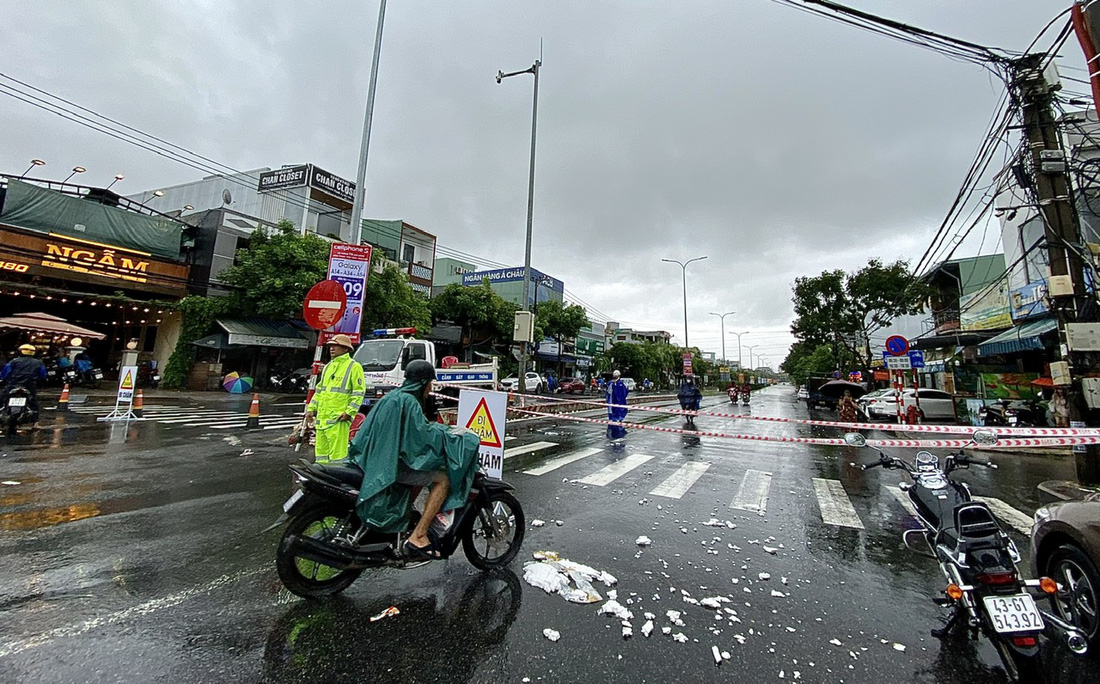 Cảnh sát giao thông tổ chức chốt chặn trường Trường ĐH Sư phạm Đà Nẵng do đoạn cầu Đa Cô còn ngập sâu - Ảnh: TRƯỜNG TRUNG
