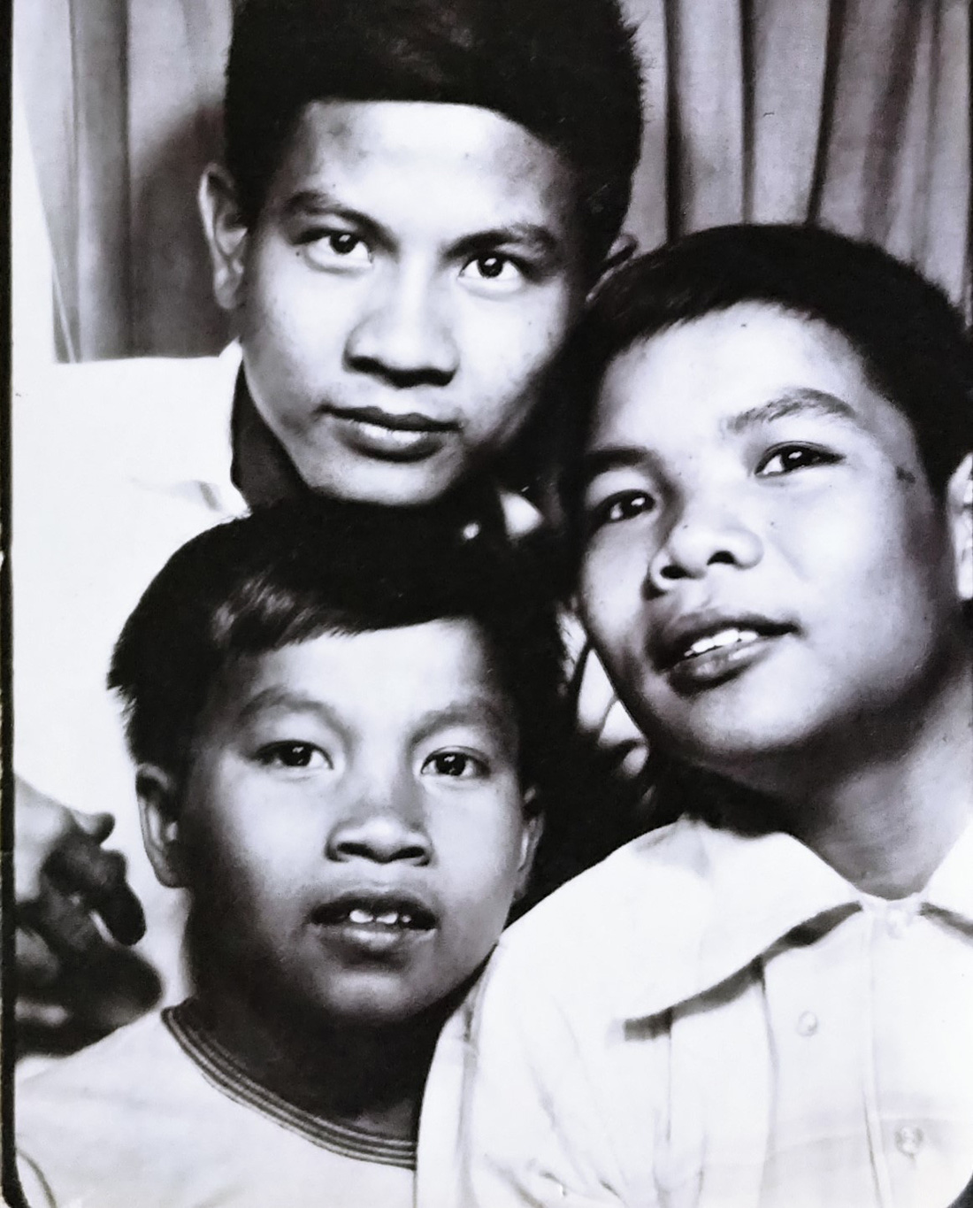 Nguyễn Thái Bình (cao nhất) thăm trẻ Việt mồ côi ở Mỹ - Ảnh gia đình