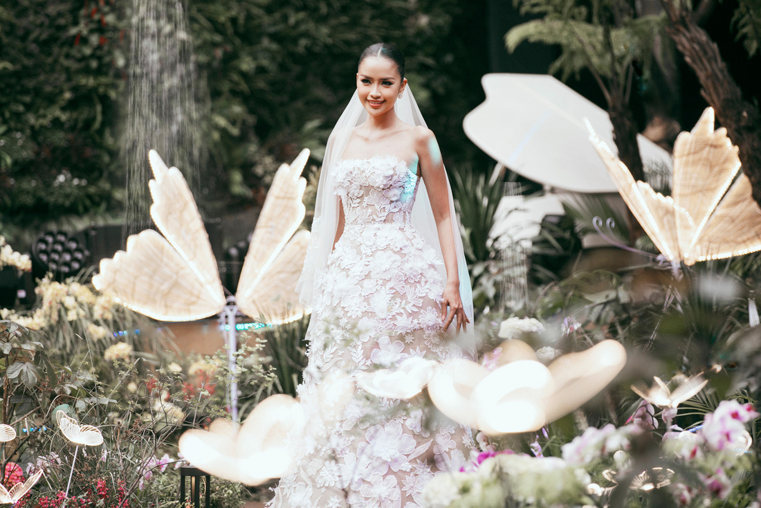 Hoa hậu Ngọc Châu diện váy cưới của Lê Thanh Hòa - Ảnh: KIẾNG CẬN TEAM