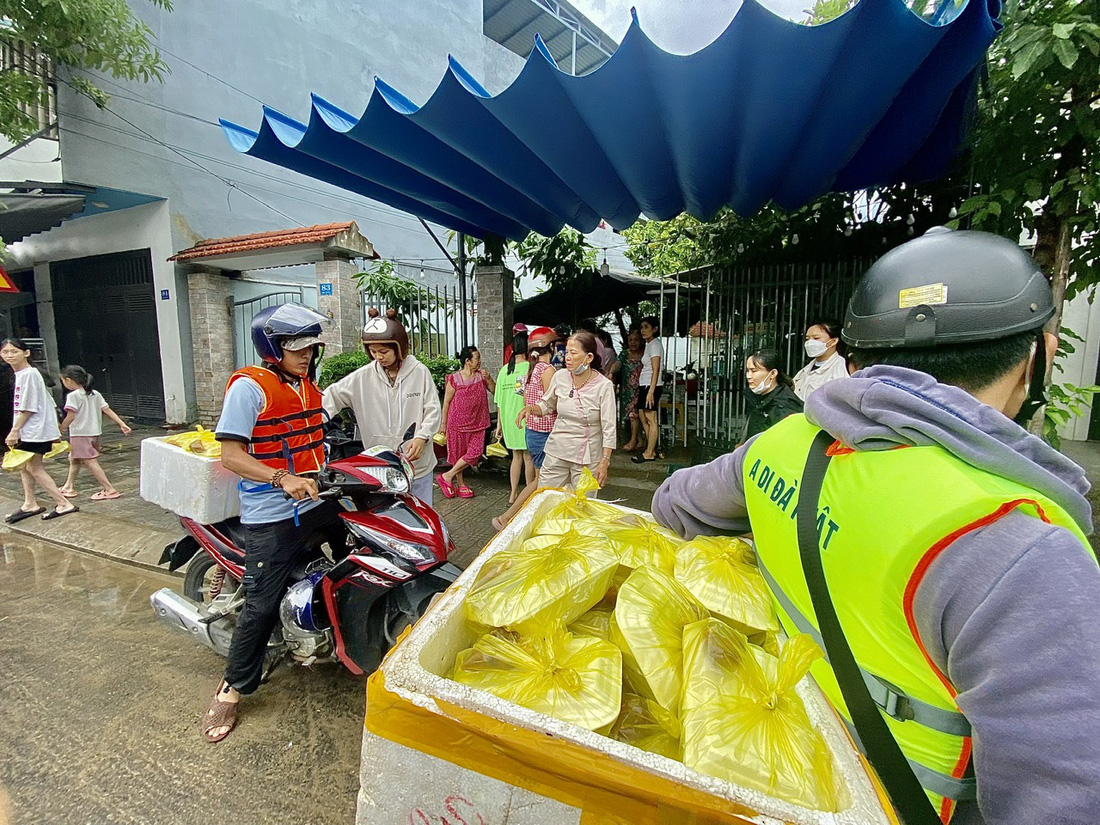 Tình nguyện viên khắp Đà Nẵng bắt đầu chiến dịch hỗ trợ người dân vùng ngập - Ảnh: TRƯỜNG TRUNG