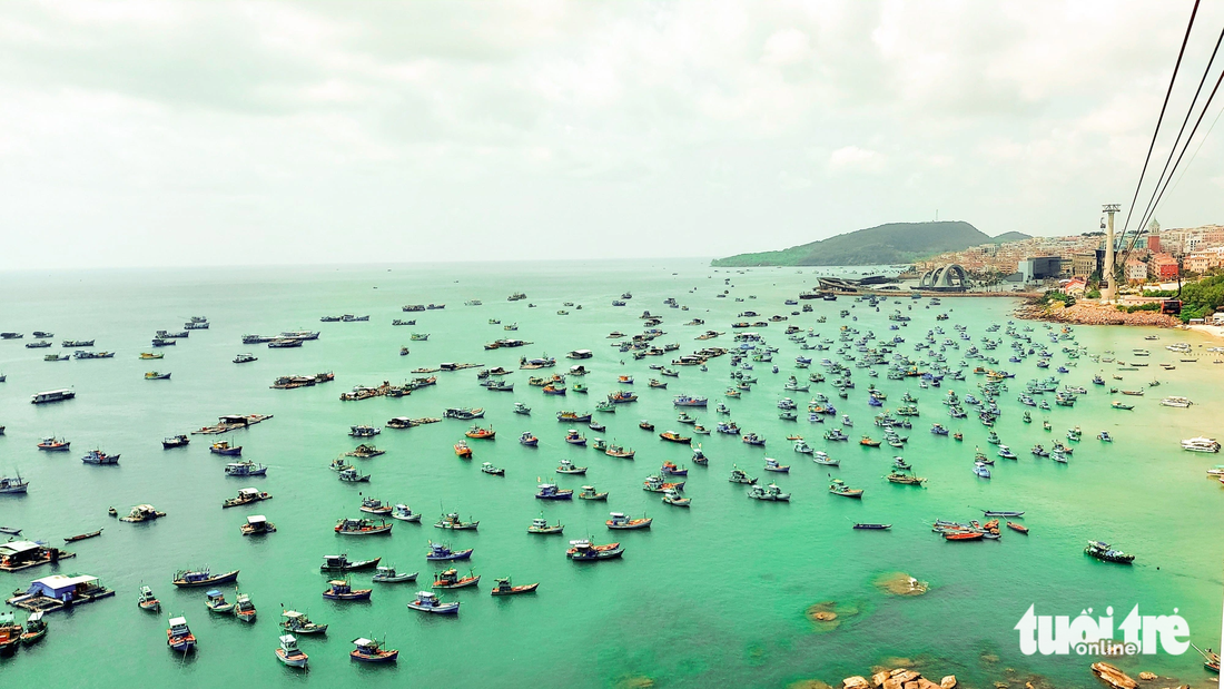 Nhịp sống ngư dân đảo Phú Quốc nhìn từ cáp treo vượt biển qua đảo Hòn Thơm - Ảnh: CHÍ CÔNG