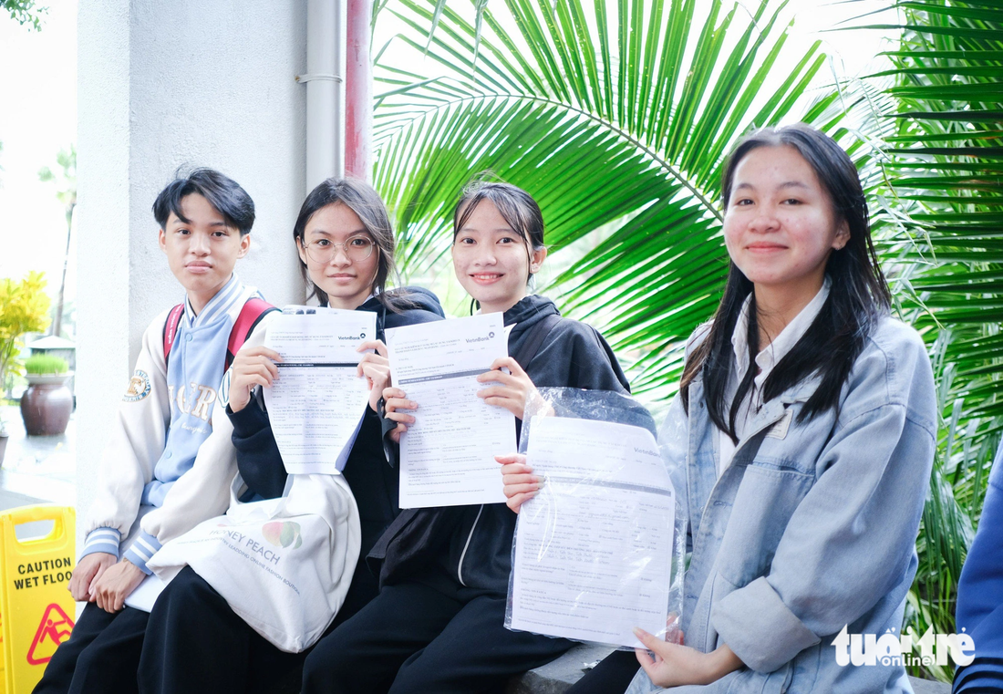 Các tân sinh viên Quảng Nam - Đà Nẵng vui mừng khoe hồ sơ mở tài khoản nhận học bổng - Ảnh: TẤN LỰC