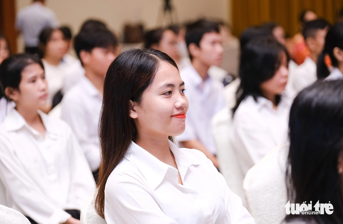 Tân sinh viên Trường Đại học Quảng Nam BLúp Lưu tại lễ trao học bổng - Ảnh: TẤN LỰC
