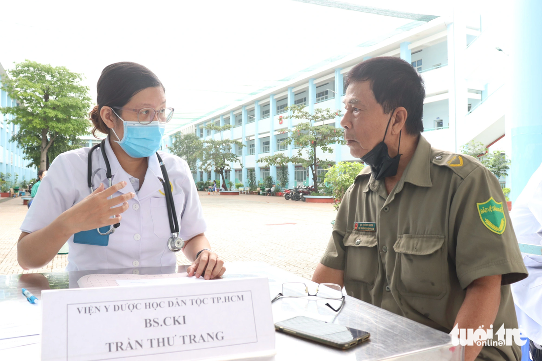 Ông La Thành Nhơn - tổ trưởng bảo vệ dân phố phường 5, quận 8 - được bác sĩ CKI Trần Thư Trang (Viện Y dược học dân tộc TP.HCM) thông báo bị huyết áp cao. Ông Nhơn cho biết sức khỏe trước nay ổn định, qua khám dịp này phát hiện mình bị huyết áp cao - Ảnh: X.MAI