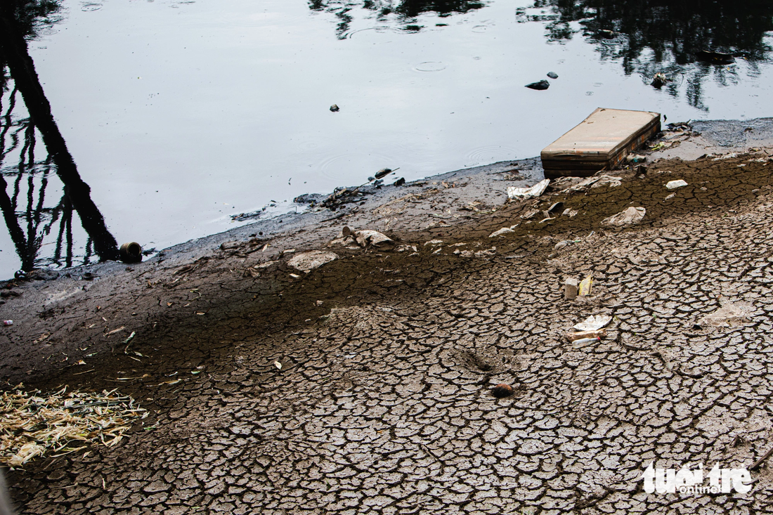Nhiều đoạn trên sông Nhuệ đang bị bùn bồi lấp, ô nhiễm trầm trọng