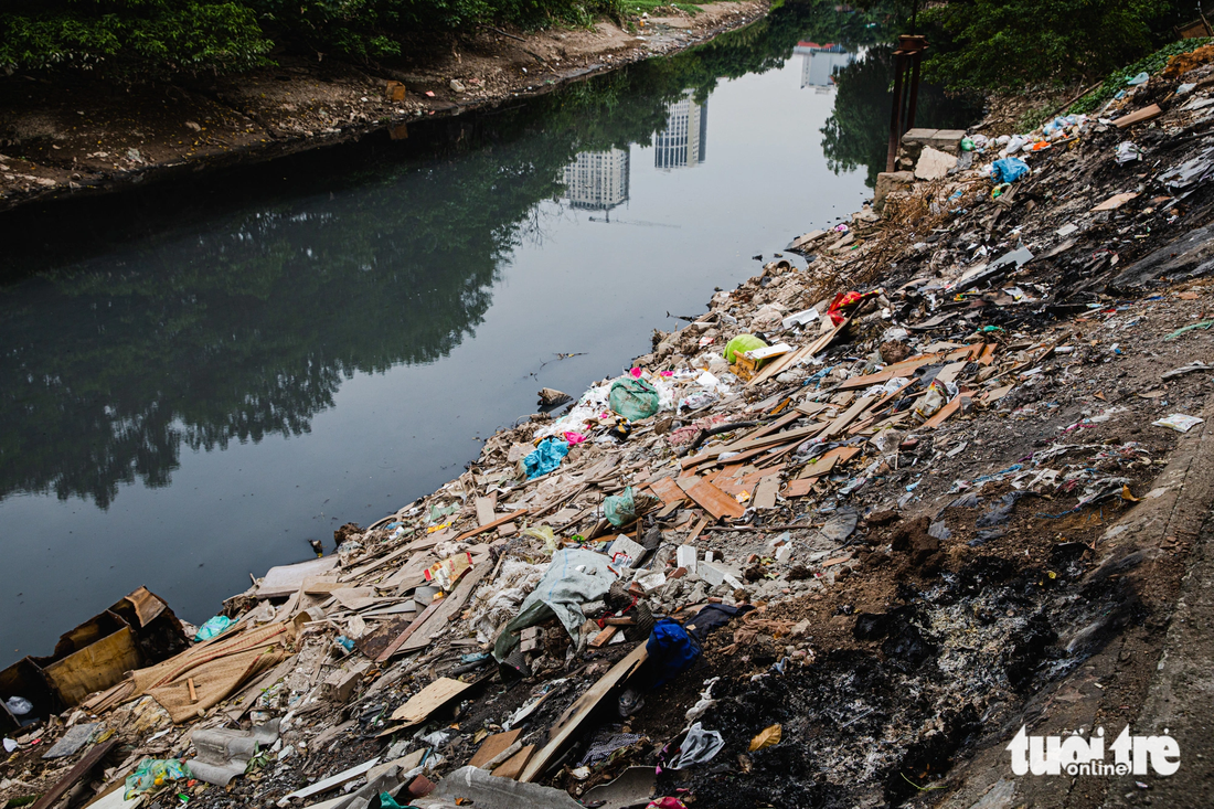 Nhiều đoạn trên sông Nhuệ như bị rác thải bóp nghẹt