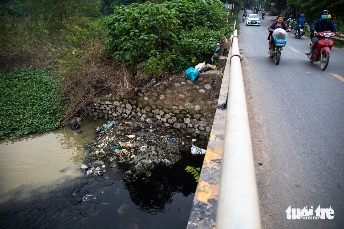 Sông Đáy nhiều đoạn ở huyện Quốc Oai (Hà Nội) bị rác bồi lấp  