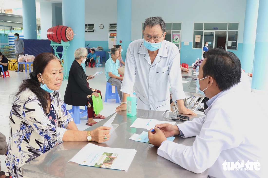 Bà Châu Thị Hiền (73 tuổi, ngụ phường 5, quận 8) được người thân đưa đến chương trình để khám sức khỏe tổng quát dù chân bị chấn thương sau khi tự té cầu thang cách đây 6 ngày - Ảnh: X.MAI