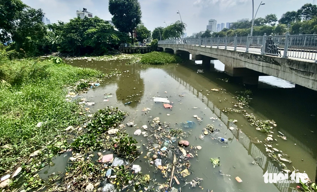 Vào những ngày mưa lớn, rác thải theo nước mưa chảy thẳng xuống lòng kênh gây ô nhiễm - Ảnh: TIẾN QUỐC