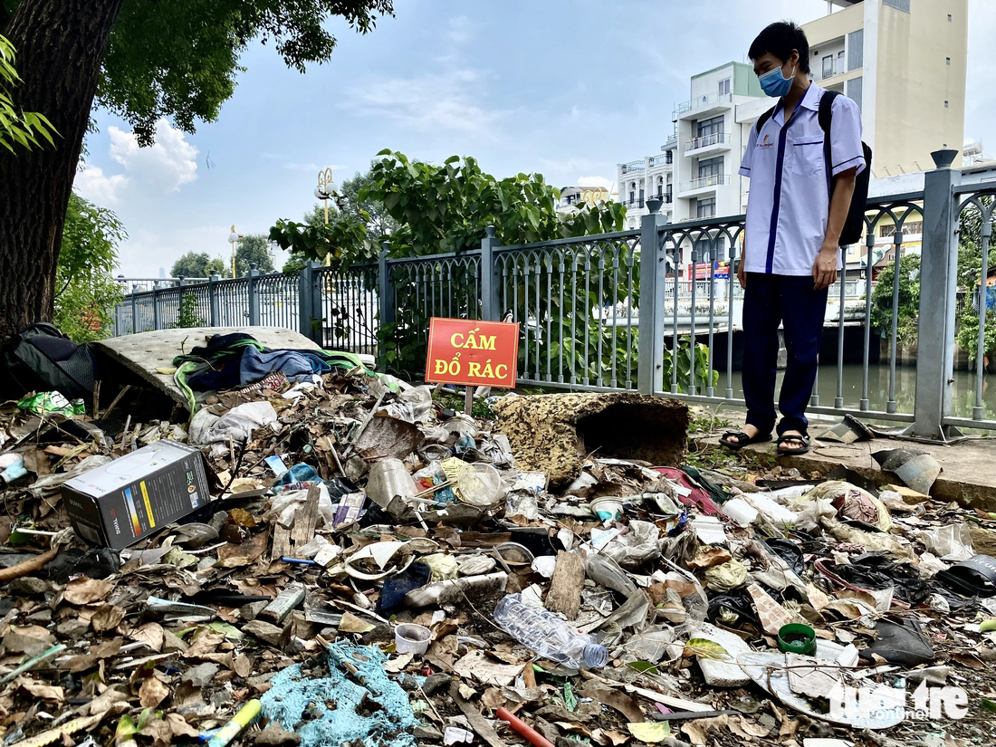 Đủ loại rác thải sinh hoạt vứt tràn lan trên bờ kè đường Hoàng Sa - Ảnh: TIẾN QUỐC