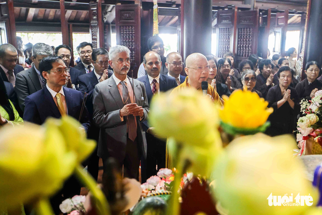 Hai bộ trưởng thắp hương tại chính điện chùa Trấn Quốc, do là mùng 1 âm lịch nên có khá đông phật tử đến làm lễ tại chùa