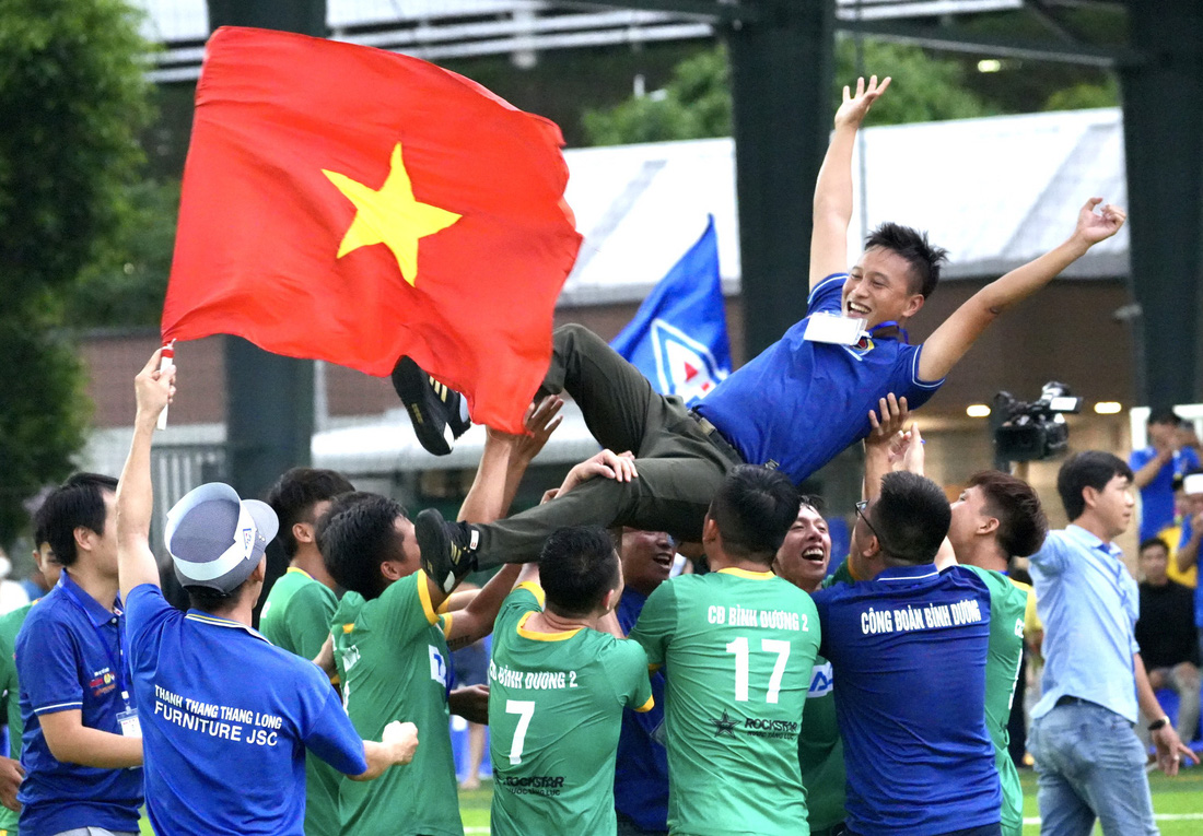 Đội Công đoàn Bình Dương 2 thắng trận chung kết Giải bóng đá công nhân toàn quốc khu vực Bình Dương - Ảnh: HỮU HẠNH