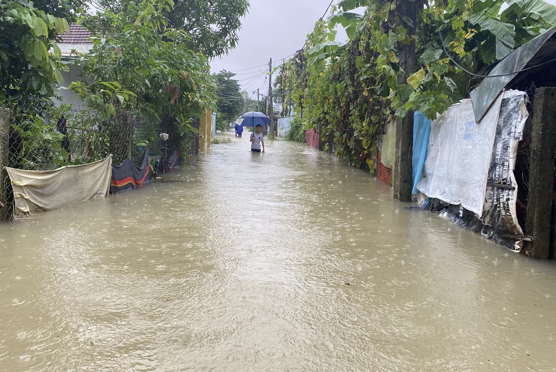 Nước ngập sâu tuyến đường khu dân cư Mỹ Thạch Trung, phường Hòa Thuận, TP Tam Kỳ - Ảnh: LÊ TRUNG
