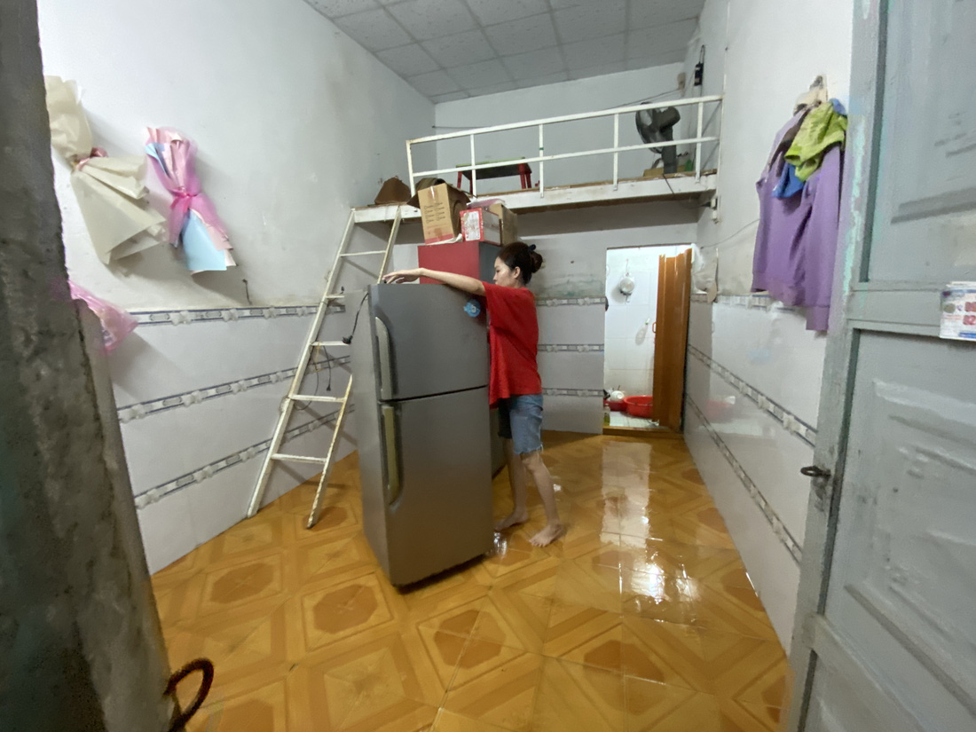 Phòng trọ của hai sinh viên Đại học Duy Tân Đà Nẵng bị nước vào trong lúc đi làm thêm khiến đồ đạc hư hại hoàn toàn.