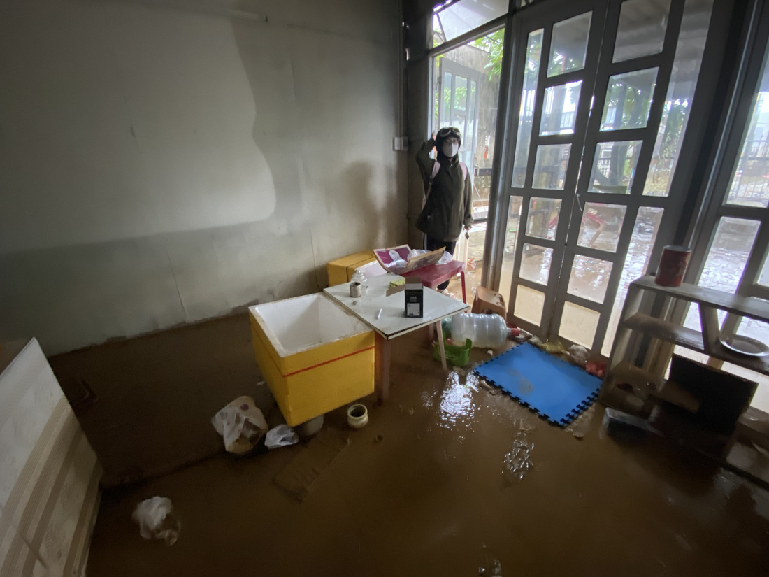 Chỗ ở của một sinh viên Đại học Sư phạm Đà Nẵng bê bết bùn non sau lũ.