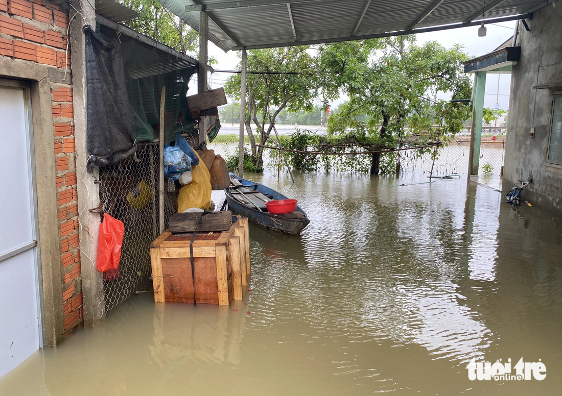 Một nhà dân ở thôn Đàn Long bị ngập nước lũ - Ảnh: LÊ TRUNG
