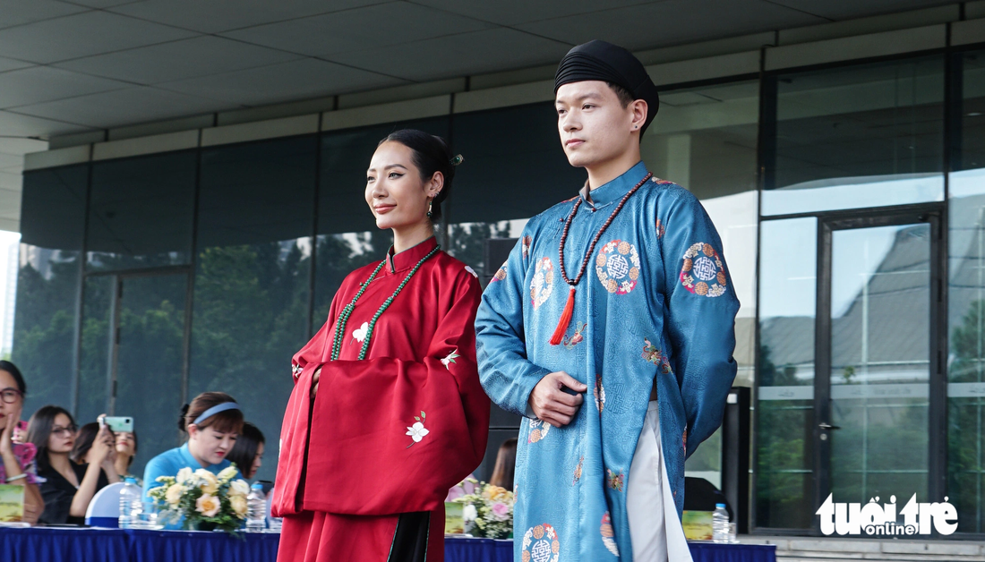 Nhiều mẫu áo dài từ truyền thống đến hiện tại đã được trình diễn tại họp báo Lễ hội áo dài du lịch Hà Nội - Ảnh: NGUYỄN HIỀN