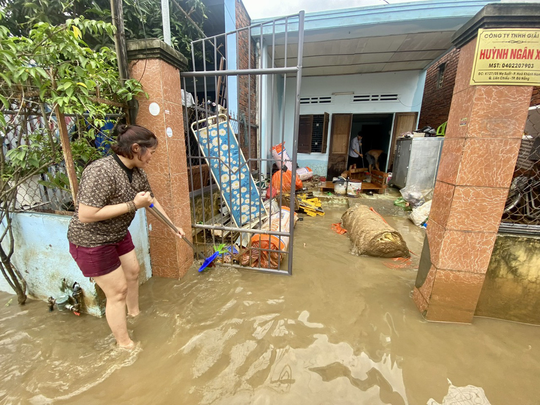 Trong những ngày tới, mưa lớn còn tiếp diễn ở Đà Nẵng. Cuộc chiến chống ngập của bà con vùng "rốn" ngập chưa dừng lại - Ảnh: TRƯỜNG TRUNG