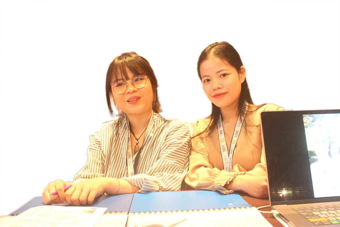 Chị Minh Anh (trái) và Như Quỳnh - hai quản lý học viên người Việt tại Trung tâm tiếng Anh GLC - trong một sự kiện tiếp đối tác từ Việt Nam - Ảnh: HÀ BÌNH