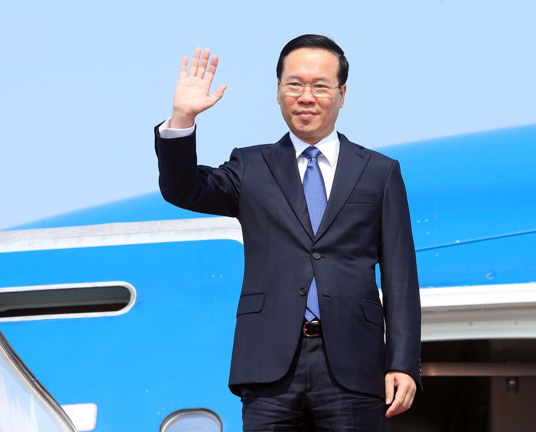 Chủ tịch nước Võ Văn Thưởng đến sân bay Bắc Kinh ngày 17-10, ngay trước khi dự Diễn đàn cấp cao hợp tác quốc tế Sáng kiến Vành đai và con đường - Ảnh: TTXVN