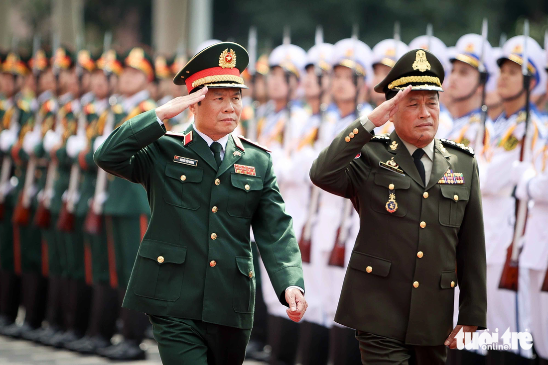 Thượng tướng Nguyễn Tân Cương, tổng tham mưu trưởng   Quân đội nhân dân  Việt Nam, thứ trưởng Bộ Quốc phòng và Đại tướng Vong Pisen, tổng tư lệnh Quân đội Hoàng gia Campuchia duyệt đội danh dự