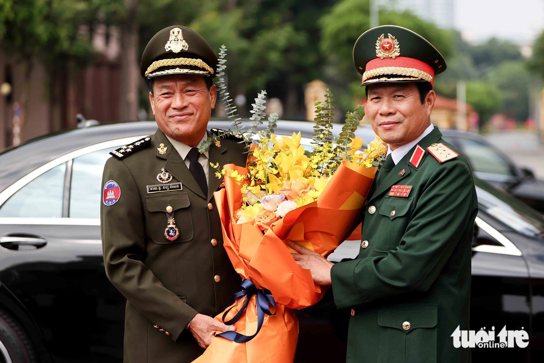 Thượng tướng Nguyễn Tân Cương tặng hoa Tổng tư lệnh Quân đội Hoàng gia Campuchia Vong Pisen