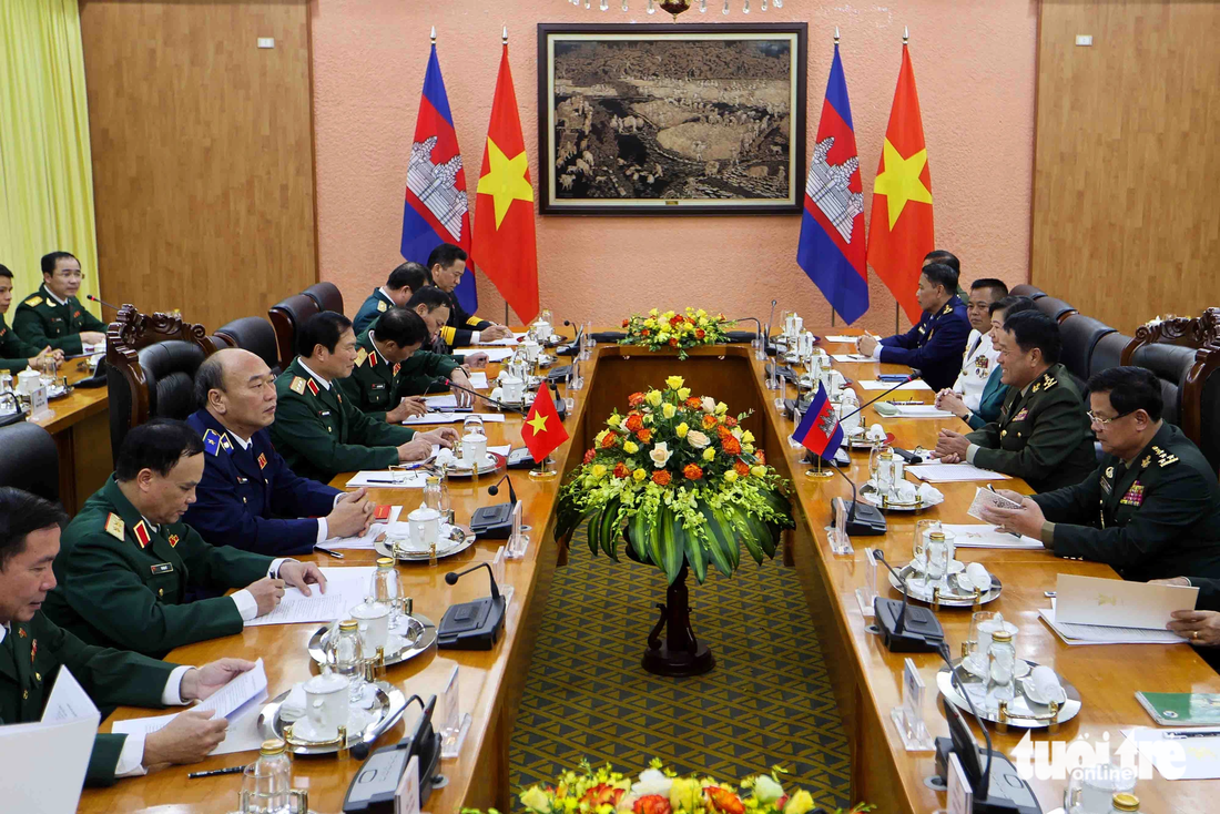 Thượng tướng Nguyễn Tân Cương, tổng tham mưu trưởng Quân đội nhân dân Việt Nam, thứ trưởng Bộ Quốc phòng và Đại tướng Vong Pisen, tổng tư lệnh Quân đội Hoàng gia Campuchia tại cuộc hội đàm chính thức