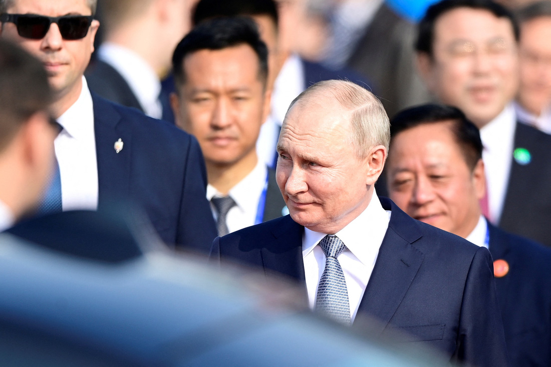 Tổng thống Nga Vladimir Putin tại sân bay quốc tế thủ đô Bắc Kinh sáng 17-10 - Ảnh: REUTERS