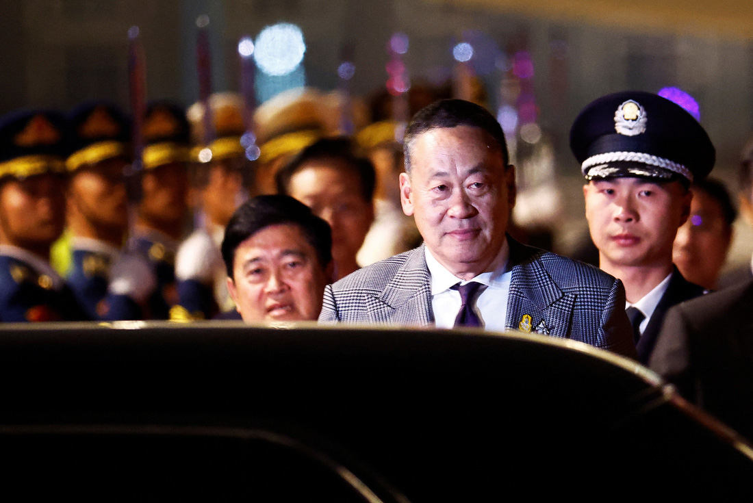 Thủ tướng Thái Lan Srettha Thavisin đến sân bay quốc tế thủ đô Bắc Kinh hôm 16-10 - Ảnh: REUTERS