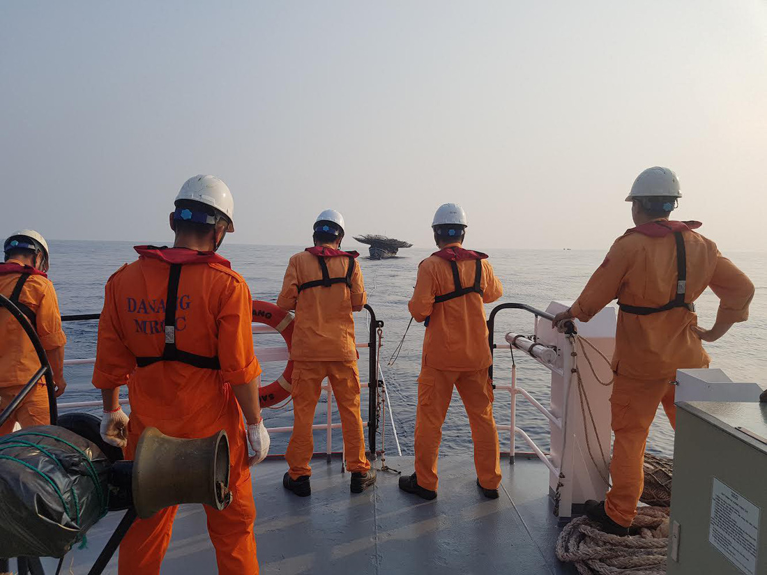 Tàu QNa - 90129 cùng 52 ngư dân trong một lần được cứu nạn ở Hoàng Sa - Ảnh: TRUNG ĐỨC