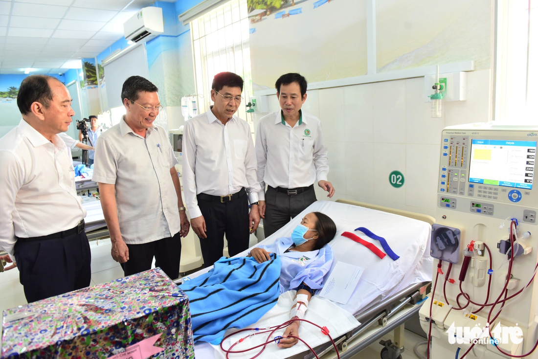 Lãnh đạo UBND huyện Cần Giờ, Sở Y tế và Bệnh viện Lê Văn Thịnh thăm hỏi bệnh nhân chạy thận tại Bệnh viện huyện Cần Giờ - Ảnh: DUYÊN PHAN
