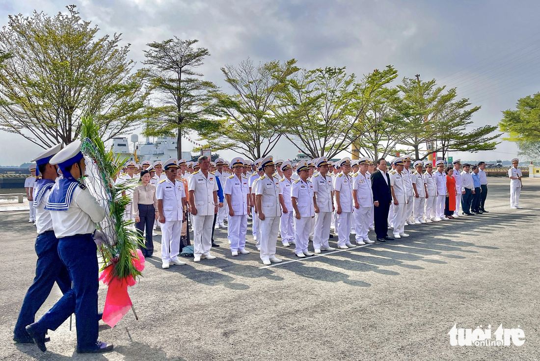 Các đại biểu dâng hoa, dâng hương tại tượng đài đoàn tàu không số, Lữ đoàn 125 Hải quân - Ảnh: CHÂU TUẤN